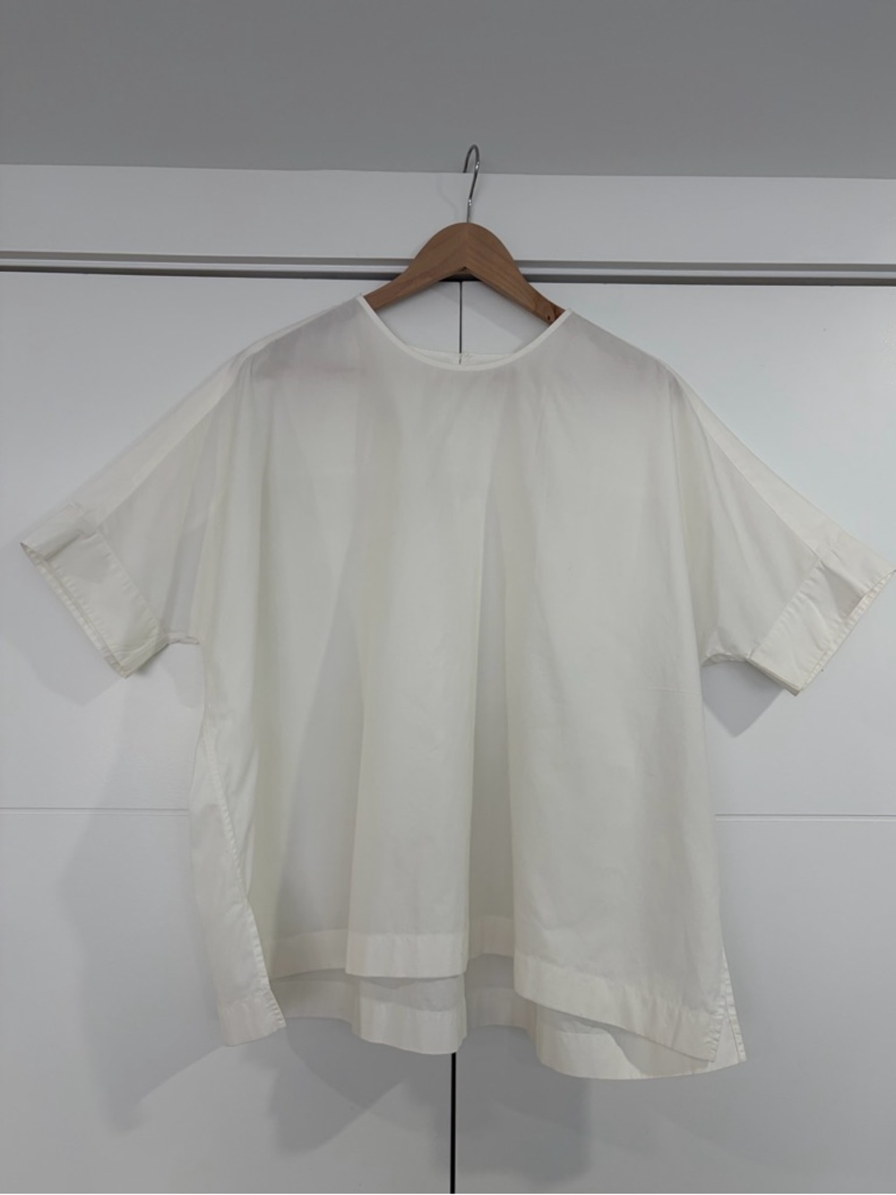 UNIQLO crisp white cotton short sleeved crewneck blouse